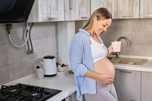 Embarazo Personas Concepto Alimentación Saludable Mujer Embarazada Pie Tocando Estómago — Foto de Stock