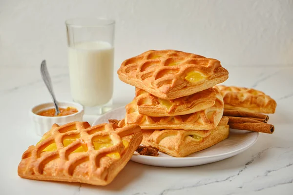 Tasty Breakfast Puff Pastry Mini Pies Pear Lime Jam Filling — Stock Photo, Image