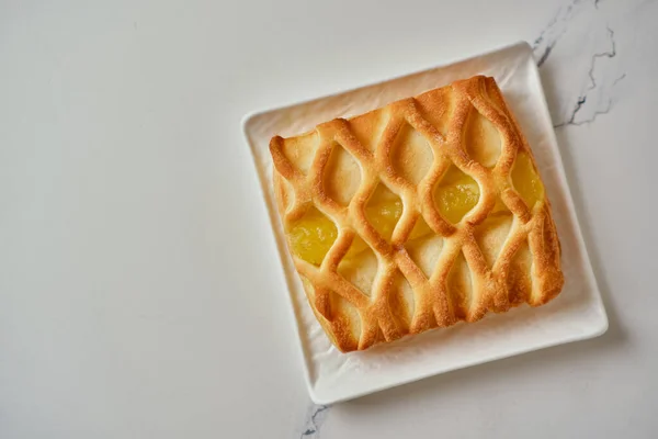 Μια Σφολιάτα Mini Pie Γέμιση Μαρμελάδας Αχλαδιού Και Λάιμ Λευκό — Φωτογραφία Αρχείου