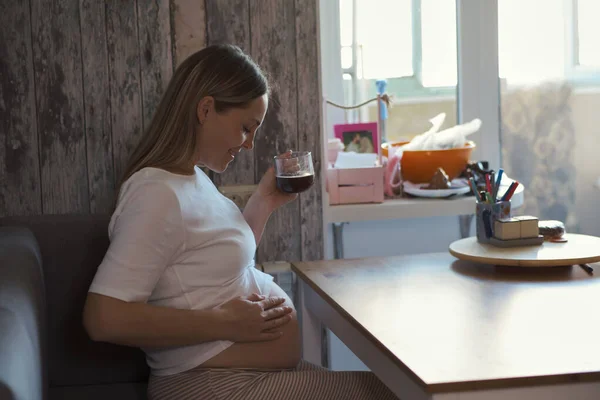 Začíná Nový Den Čerstvou Kávou Krásná Veselá Těhotná Žena Drží — Stock fotografie