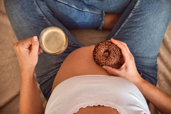 Schwangerschaft Und Ernährung Schwangere Genießt Donut Und Kaffee Geschossen Von — Stockfoto