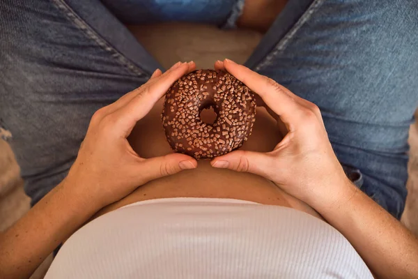 Schwangerschaft Und Ernährung Schwangere Genießt Donut Und Kaffee Geschossen Von — Stockfoto