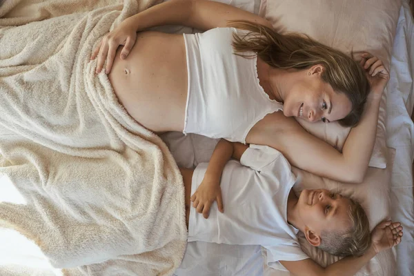 Little Son His Pregnant Mother Lying Bed Together Family Fun — Stock Photo, Image