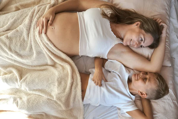 Küçük Bir Oğlan Hamile Annesi Yatakta Birlikte Yatıyorlar Aile Eğlencesi — Stok fotoğraf
