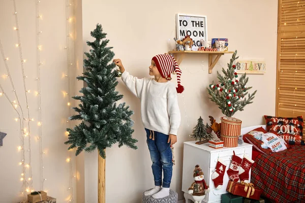 Criança Decorando Árvore Natal Casa Menino Chapéu Vermelho Com Ornamento — Fotografia de Stock