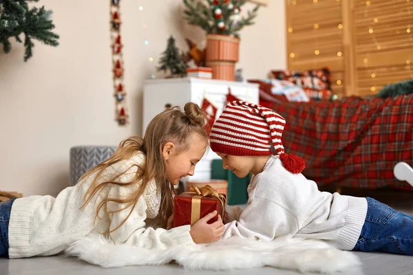 Vidám Kisöccse Nővére Padlón Fekszenek Gyerekszobájukban Karácsonyra Díszítve Egy Gyönyörű — Stock Fotó