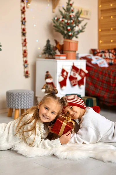Veselý Malý Bratr Sestra Leží Podlaze Dětském Pokoji Zdobené Vánoce — Stock fotografie