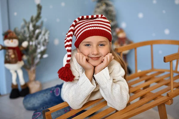 Retrato Hermoso Niño Interior Navidad Sentado Trineo Madera Rodeado Juguetes — Foto de Stock