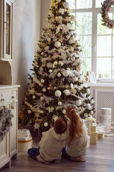 Hermano Pequeño Hermana Abrazados Mirar Hermoso Árbol Navidad Decorado Con — Foto de Stock