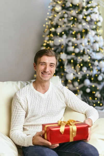 Joyeux Jeune Homme Tenant Présent Temps Noël Souriant Homme Portant — Photo