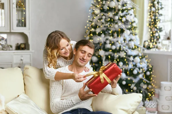 Beautiful Couple Waiting New Year Together While Hugging Gift Box — Stock Photo, Image