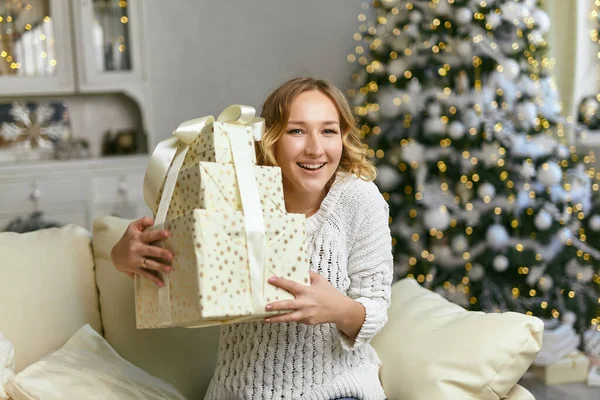 Vánoce Novoroční Dárky Šťastná Mladá Dáma Držení Objímání Dárkové Krabice — Stock fotografie