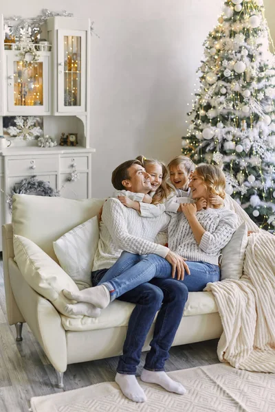 Retrato Una Hermosa Familia Feliz Con Dos Niños Suéteres Blancos — Foto de Stock