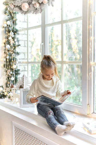 Feliz Navidad Felices Fiestas Linda Niña Sentada Junto Ventana Leyendo — Foto de Stock