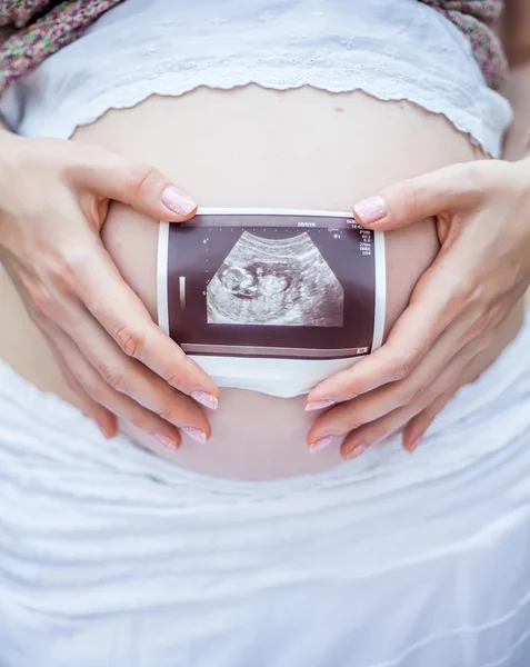 Vrouw buiten — Stockfoto