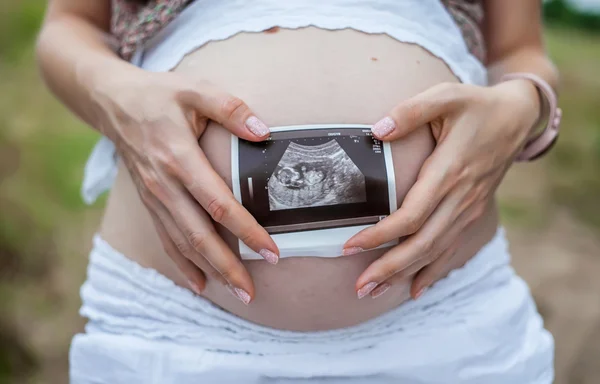 Donna all'aperto — Foto Stock