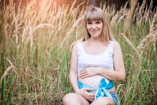 Frau im Freien — Stockfoto