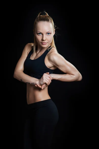 Athletische junge Frau — Stockfoto