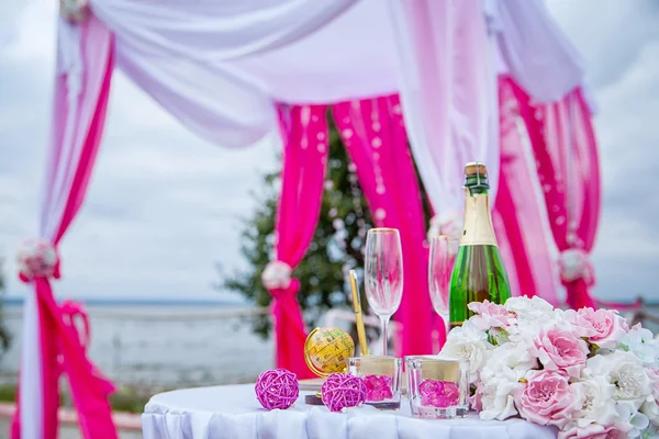 Atrybuty ceremonii ślubnej w kolorze szkarłatu — Zdjęcie stockowe