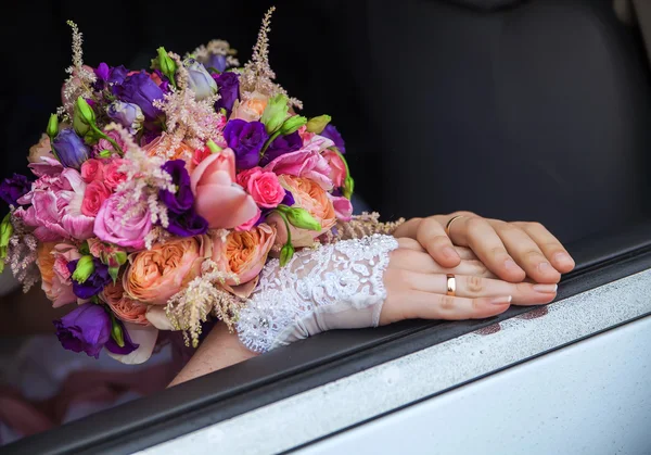 Trauringe an den Händen des Brautpaares — Stockfoto