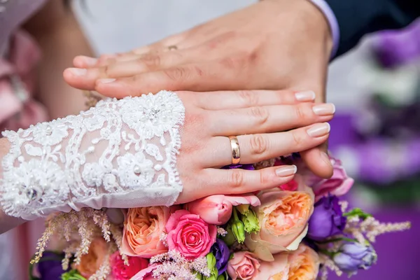 Anéis de casamento nas mãos da noiva e do noivo — Fotografia de Stock