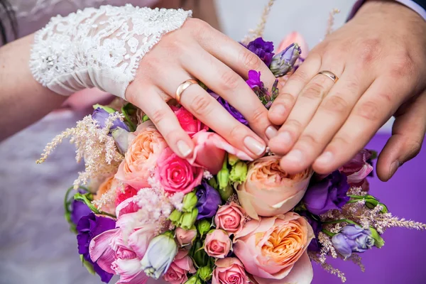 Svatební prsteny na rukou nevěsty a ženicha — Stock fotografie