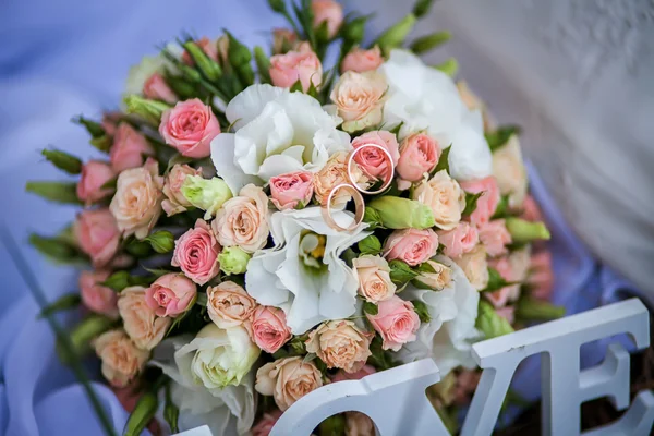 Wedding rings on the bridal bouquet — Stock Photo, Image
