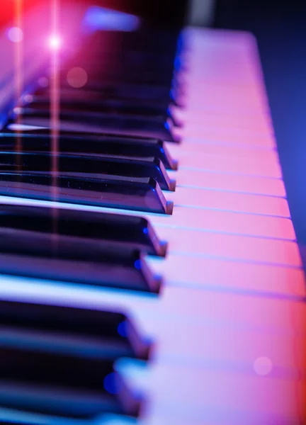 Manos de músico tocando el teclado en concierto con poca profundidad de campo — Foto de Stock