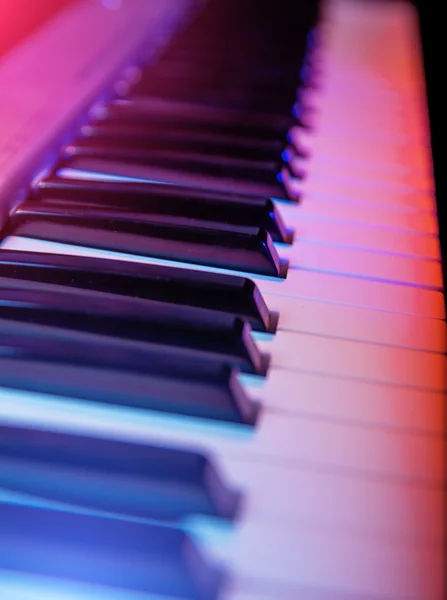 Manos de músico tocando el teclado en concierto con poca profundidad de campo — Foto de Stock