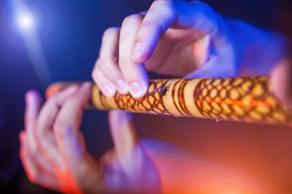 Folk müzisyeni konser melodi etnik flüt üzerinde çalış.