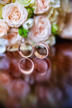 Alyans ve buket masada