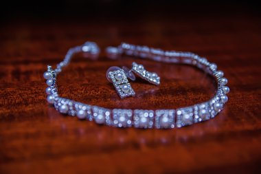 Gelinin kolye ve küpe masada