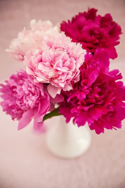 peonies ile beyaz vazo