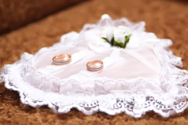 Свадебные кольца на подушках церемониальных — стоковое фото