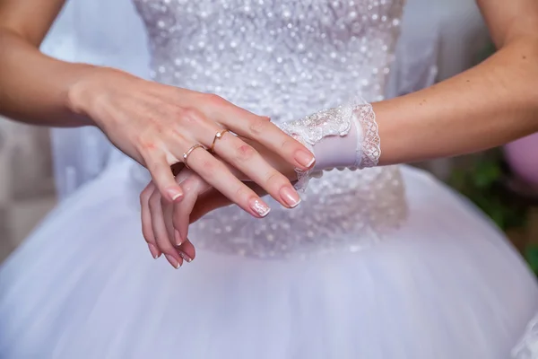 Hände der Braut in Nahaufnahme — Stockfoto