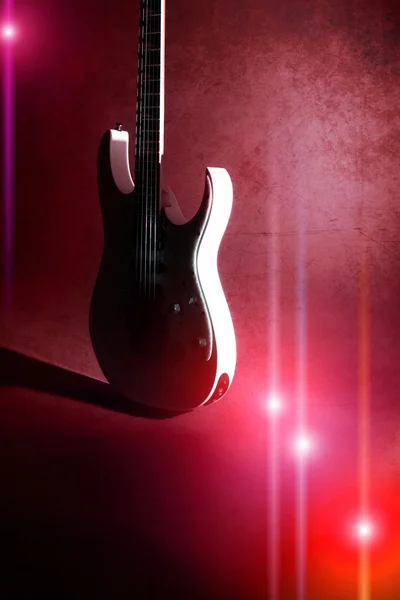 暗闇の中でのエレク トリック ギター — ストック写真