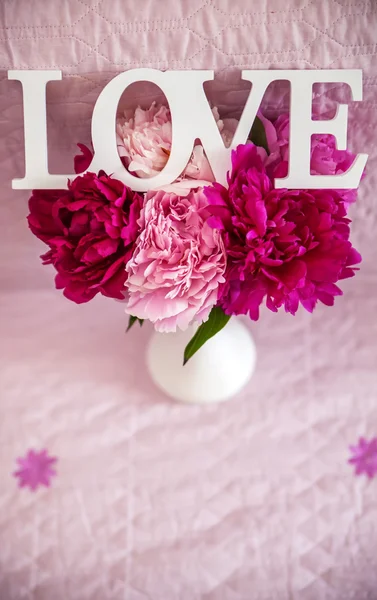 White vase with peonies and Love — Stock Photo, Image