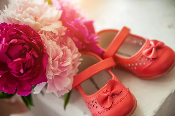 Ramo de flores de primavera y zapatos para niños —  Fotos de Stock