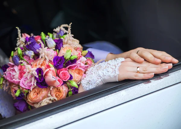 Trauringe an den Händen des Brautpaares — Stockfoto