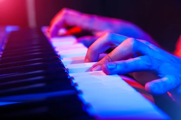 Handen van muzikant toetsenbord bespelen in concert met ondiepe diepte — Stockfoto