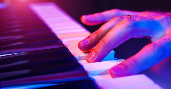 Handen van muzikant toetsenbord bespelen in concert met ondiepe diepte — Stockfoto