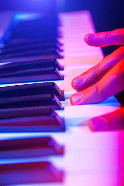 Ruce hudebník hraje klávesnice ve shodě s hloubku — Stock fotografie