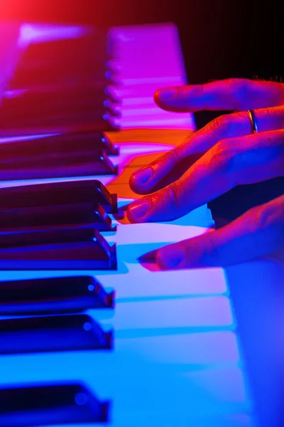 Manos de músico tocando el teclado en concierto con poca profundidad — Foto de Stock