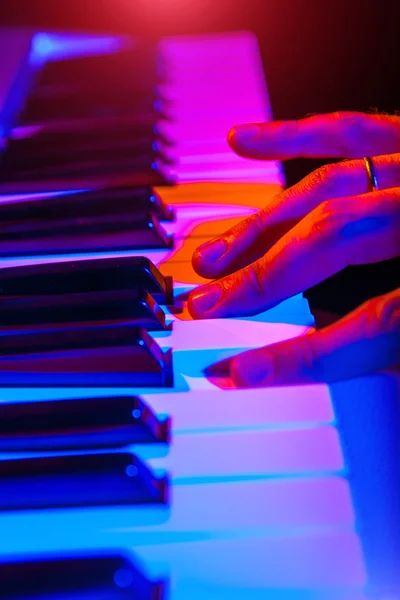 Ruce hudebník hraje klávesnice ve shodě s hloubku — Stock fotografie