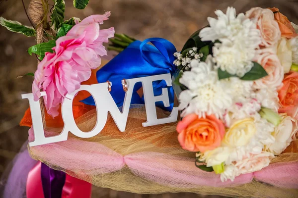 Das Wort Liebe in weißem Holz und Blumen — Stockfoto