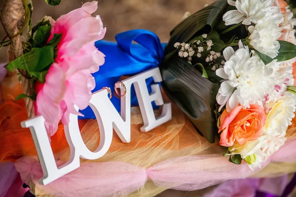 The word love in white wood and flowers — Stock Photo, Image