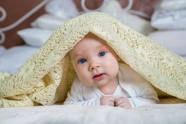 Bébé garçon se cache sous la couverture blanche — Photo
