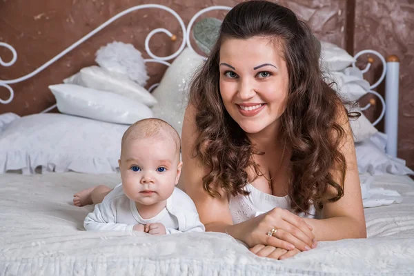 Maman et bébé à la maison — Photo