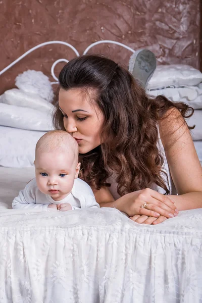 Maman et bébé à la maison — Photo