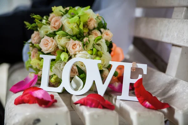 La palabra amor en madera blanca y flores — Foto de Stock